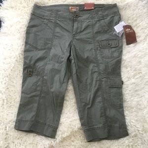 NWT MUDD ARMY GREEN CARGO CAPRIS
